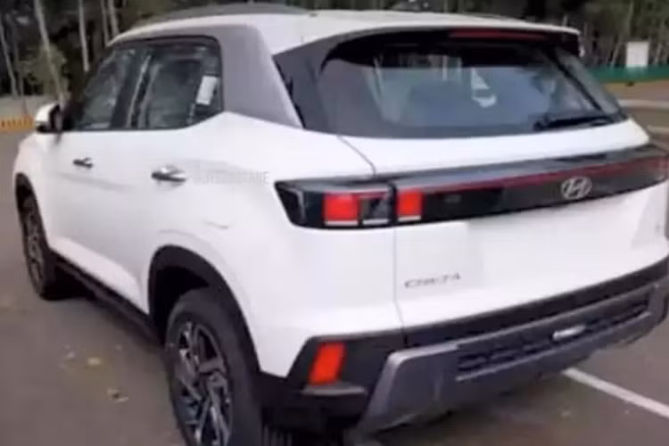 Thứ hai là động cơ diesel cũng có công suất 115 mã lực. Hai động cơ này sẽ kết hợp với hộp số sàn 6 cấp, hộp số tự động 6 cấp hoặc hộp số tự động biến thiên vô cấp IVT. Thứ ba là máy xăng 4 xi-lanh, tăng áp, dung tích 1.5L mới, cho công suất tối đa 160 mã lực đi kèm, số sàn hoặc hộp số tự động ly hợp kép 7 cấp.