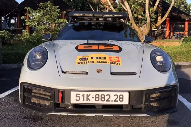 Mới đây, những hình ảnh về chiếc xe thể thao giới hạn Porsche 911 Dakar gắn biển 51K-882.28 xuất hiện tại Cần Thơ đã nhận được sự quan tâm của nhiều người, đây cũng chính là chiếc xe thể thao Porsche 911 Dakar đầu tiên về Việt Nam trong năm 2024.