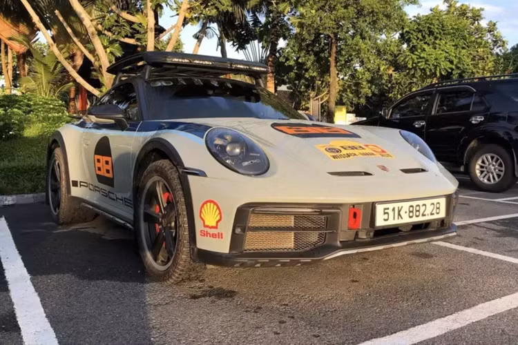 Chỉ có đúng 2.500 chiếc xe thể thao giới hạn Porsche 911 Dakar được sản xuất trên toàn cầu, và đây đã là chiếc xe thứ 4 xuất hiện ở Việt Nam. Ngoại thất xe sơn màu xanh nhạt, và chủ nhân đã chi hơn 100 triệu đồng để mang về biển số đẹp.