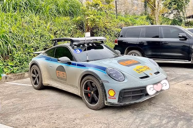 Hiện tại, giá xe Porsche 911 Dakar chính hãng trong nước nhận phân phối với mức bán từ 15,3 tỷ đồng, mức giá này chưa bao gồm các tùy chọn thêm, cũng như chi phí lăn bánh cho xe. Cả 3 chiếc về nước trước đó đều có chủ nhân chờ sẵn, 2 xe ở Tp.HCM, 1 xe định cư ở Hà Nội.