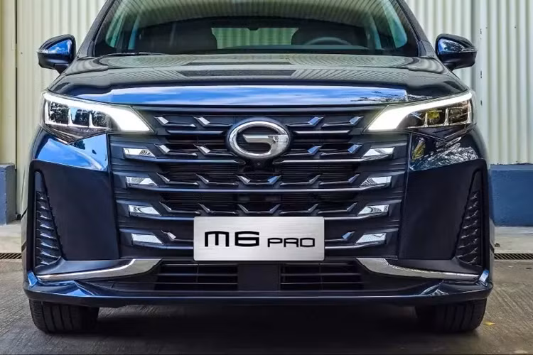 Bên ngoài, GAC M6 Pro được thiết kế theo phong cách khá vuông vức, tương tự người anh em M8, thay vì bo tròn và mềm mại. Xe cũng được trang bị lưới tản nhiệt cỡ lớn, kéo dài gần hết cản trước, và hốc gió trung tâm hẹp. Bên trong lưới tản nhiệt có những chi tiết mạ crôm làm điểm nhấn.