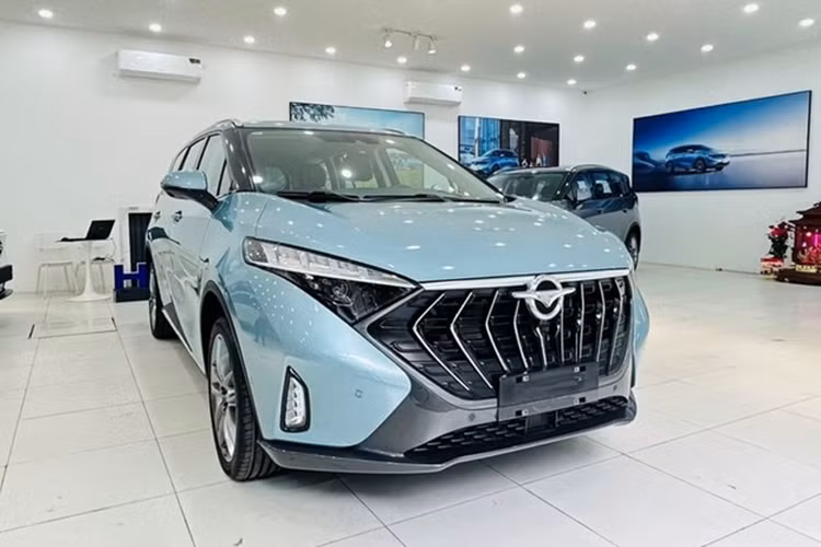 Bên trong, mẫu MPV này có khá nhiều trang bị cao cấp, như hàng ghế thứ 2 kiểu thương gia, cụm màn hình 12,3 inch trong nội thất, ghế tích hợp sưởi/làm mát và gói công nghệ an toàn chủ động.