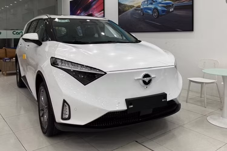 Phiên bản thuần điện Haima 7X-E được trang bị mô-tơ điện đặt ở cầu trước có công suất tối đa 201 mã lực và mô-men xoắn cực đại 340 Nm. Cụm pin có dung lượng 71,37 kWh cho phép xe di chuyển 460 km sau mỗi lần sạc đầy pin, theo tiêu chuẩn NEDC.