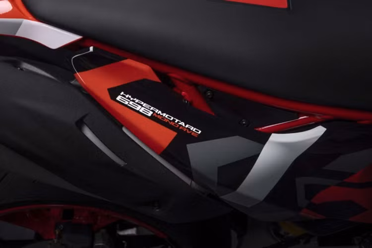 Với trọng lượng giới hạn 151 kg chưa tính nhiên liệu, Ducati Hypermotard 698 Mono đi kèm cập mâm hợp kim đúc gắn lốp Pirelli Diablo Rosso IV, có kích thước 120/70-17 ở phía trước và sau là 160/60-17.