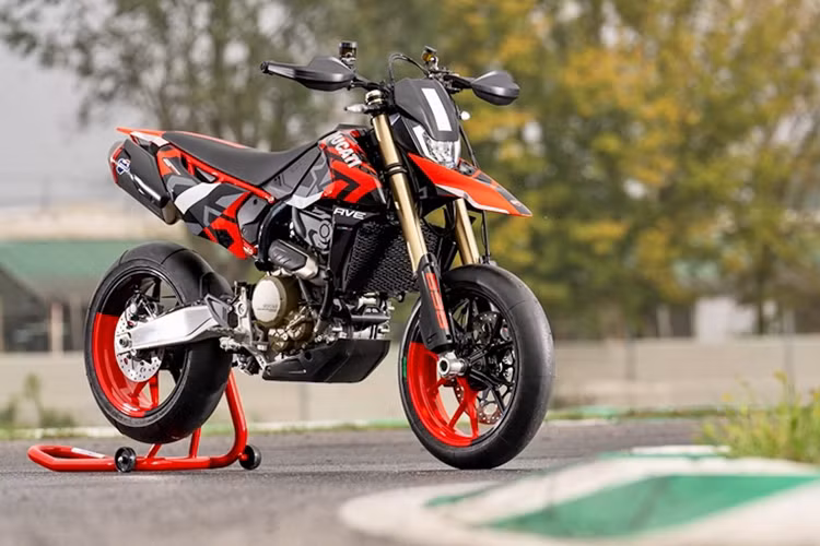 Có hai biến thể mẫu của Hypermotard 698 Mono và Hypermotard 698 Mono RVE đi kèm đồ họa chuyên dụng và bộ sang số nhanh hai chiều Ducati, trong khi bản tiêu chuẩn có màu Ducati Red và bộ sang số nhanh là một tùy chọn. Hiện Ducati Việt Nam đã tiến hành nhận cọc mẫu Supermotard này với giá dự kiến 480 triệu đồng.