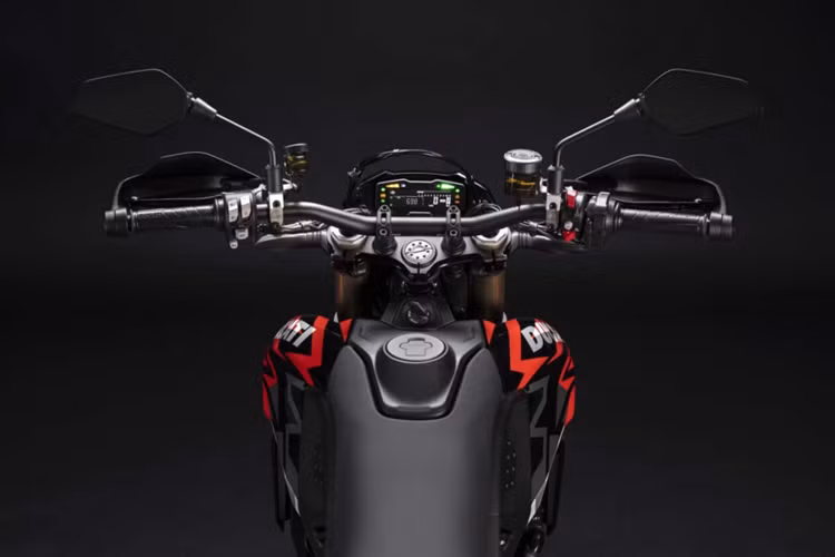 Ngoài ra, phần mềm Ducati Performance cho Ducati Wheelie Control cũng có sẵn dưới dạng tùy chọn. Bản mod này chỉ có thể được sử dụng với ống xả Ducati Performance Termignoni duy nhất trên đường đua mang lại cho Wheelie Assist, cho phép bánh xe kéo dài, sử dụng mô-men xoắn động cơ để kiểm soát góc.
