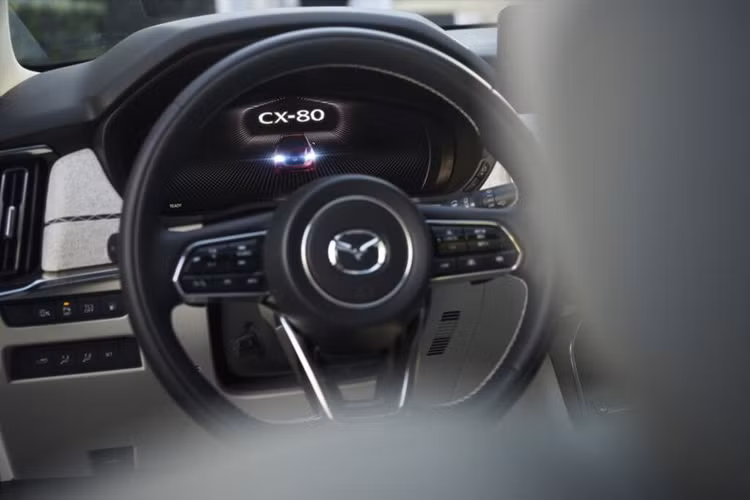 Bảng đồng hồ của CX-80 được kế thừa từ CX-60, sử dụng vật liệu cao cấp và màn hình thông tin giải trí mới nhất của Mazda.