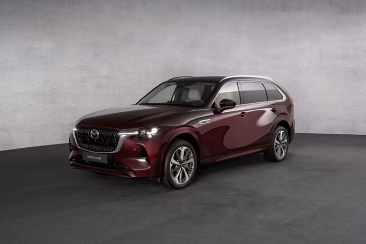 Giống như CX-70 và CX-90 đã ra mắt từ trước, Mazda CX-80 2024 mới được định vị ở phân khúc SUV cao cấp, cạnh tranh với BMW X5, Audi Q7 và Mercedes-Benz GLE. Về thiết kế, Mazda CX-80 chia sẻ nhiều đường nét với “đàn em” CX-60, bao gồm toàn bộ phần đầu xe.