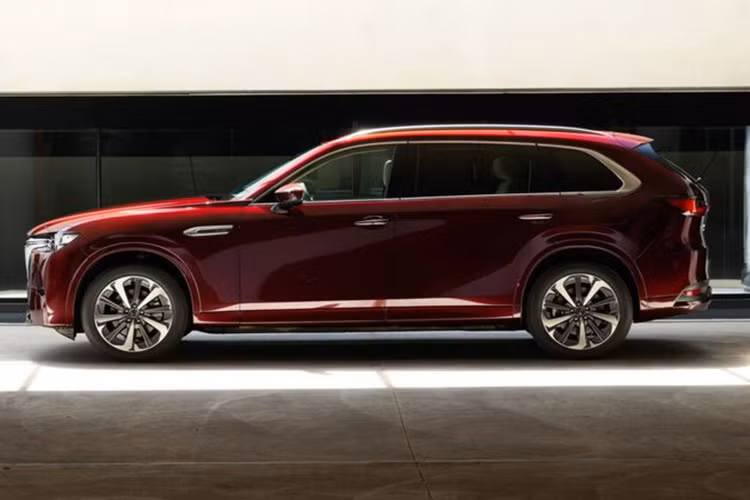 Điều đáng chú ý là hai mẫu SUV kể trên được xếp vào loại SUV thân rộng, không giống như bộ đôi CX-60 và CX-80 thân hẹp. CX-80 có sẵn với cấu hình nội thất ba hàng ghế, tùy chọn 6 hoặc 7 chỗ ngồi.