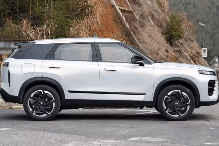 Sau cùng, Chery Fengyun T6 Max có tất cả các trang bị trên nhưng còn hỗ trợ cảnh báo chệch làn đường, phanh chủ động, cảnh báo va chạm phía trước, kiểm soát hành trình thích ứng, hỗ trợ giữ làn đường, đèn xung quanh nhiều màu và cửa hậu chỉnh điện.