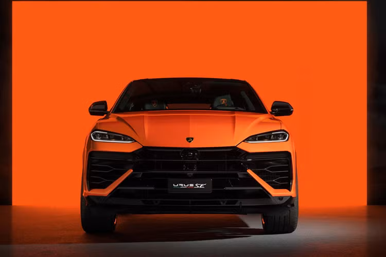 Mẫu xe được trang bị động cơ điện bổ sung đi kèm với hộp số tự động tám cấp, động cơ điện tạo ra công suất 189 mã lực và mô-men xoắn 483 Nm. Khối động cơ xăng của xe có mức công suất 612 mã lực và mô-men xoắn đạt mức 800 Nm.