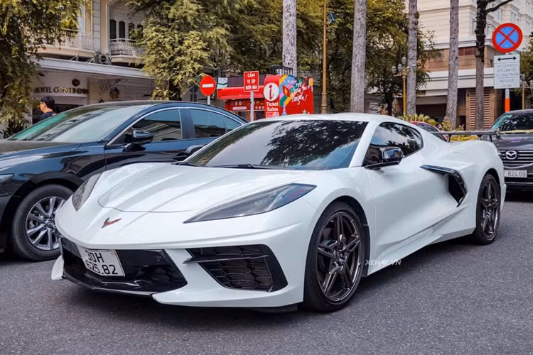 Được biết, chiếc Chevrolet Corvette C8 đầu tiên và cũng là duy nhất tại Việt Nam được một đơn vị kinh doanh xe tư nhân ở thủ đô Hà Nội đưa về nước hồi cuối năm 2020. Khi đó, mức giá của mẫu xe này được đồn đoán lên tới hơn 7 tỷ đồng.