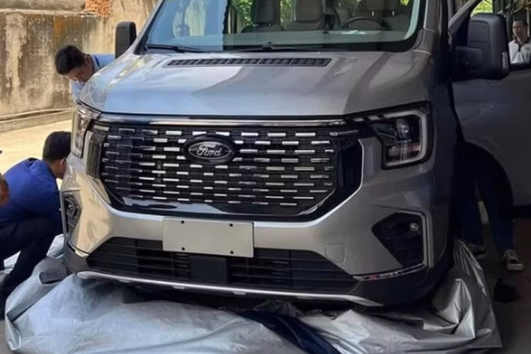 Qua những hình ảnh này, có thể thấy Ford Transit 2024 tại Việt Nam sở hữu ngoại hình giống với xe do liên doanh JMC-Ford phát triển và bán ở thị trường Trung Quốc. Đây cũng chính là liên doanh đã phát triển dòng xe Ford Territory đang phân phối ở thị trường Việt Nam.