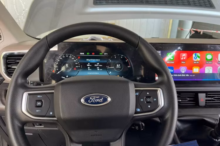 Ở bản cao cấp, Ford Transit 2024 sẽ có thêm những chi tiết mạ crôm ở đầu xe. Trong khi đó, cản trước có thêm ốp màu bạc giả tấm ốp gầm, tạo cảm giác hầm hố hơn, và đèn sương mù nhỏ ở hai góc. Tương tự thế hệ cũ, xe vẫn được trang bị cụm đèn hậu nằm dọc.