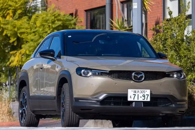 Các dòng xe điện Mazda tương lai ra mắt từ năm 2027 trở đi sẽ giống xe Toyota 90%. Đây không phải là lần đầu tiên Toyota và Mazda hợp tác, họ đã có quan hệ đối tác trong quá khứ và đã cùng nhau phát triển nhiều công nghệ, từ hệ truyền động chung đến công nghệ điện hóa.