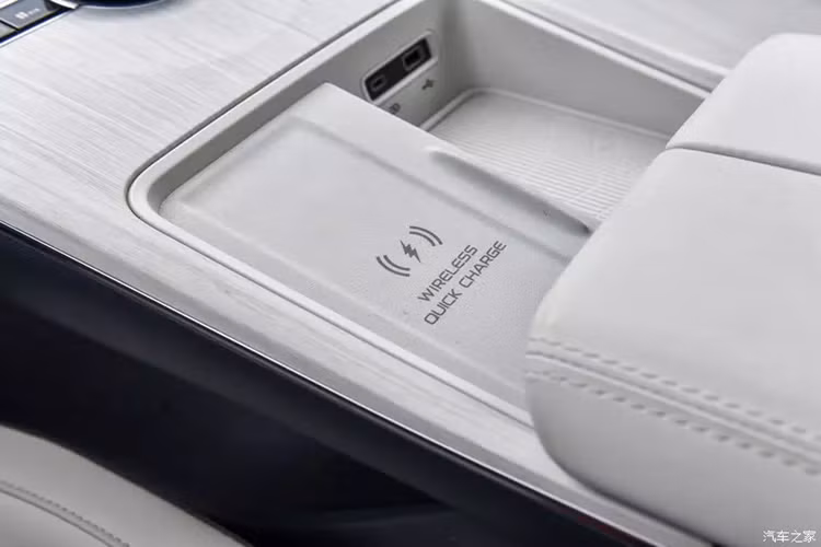 Chiếc xe này cũng đã được các chuyên gia CATARC thử nghiệm và đáp ứng các yêu cầu an toàn của NESTA (Xác minh an toàn điện NEV). Bên trong, Geely Galaxy E8 có màn hình OLED 8K 45 inch. Một đặc điểm thú vị của màn hình này là độ dày chỉ 10 mm. Trong lễ ra mắt, Geely đã so sánh Galaxy E8 với BYD Han, ám chỉ rằng màn hình của họ có chất lượng tốt hơn.