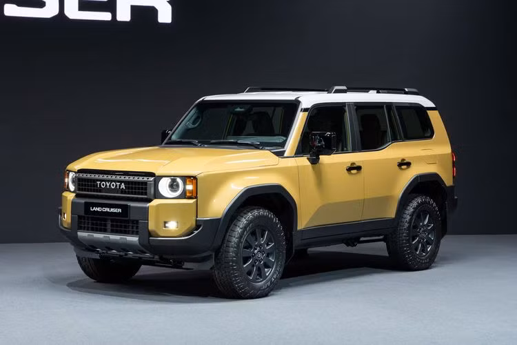 Gần 3 năm kể từ khi rời khỏi thị trường Mỹ vào năm 2021, Toyota Land Cruiser Prado 2024 đã chính thức quay trở lại trong một diện mạo hoàn toàn mới mẻ. Tại đây, mẫu SUV được phân phối với 3 phiên bản, gồm Land Cruiser Prado 1958, Land Cruiser Prado và First Edition.