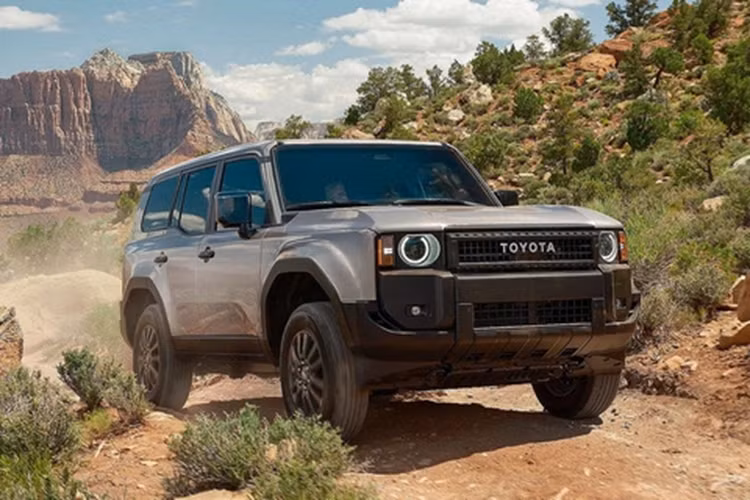 Xét tới việc xe tại Mỹ và Việt Nam đều được lắp ráp ở Nhật Bản, mẫu Land Cruiser Prado bán tại xứ sở cờ hoa có thể là bản tham khảo cho xe tại thị trường nước ta.