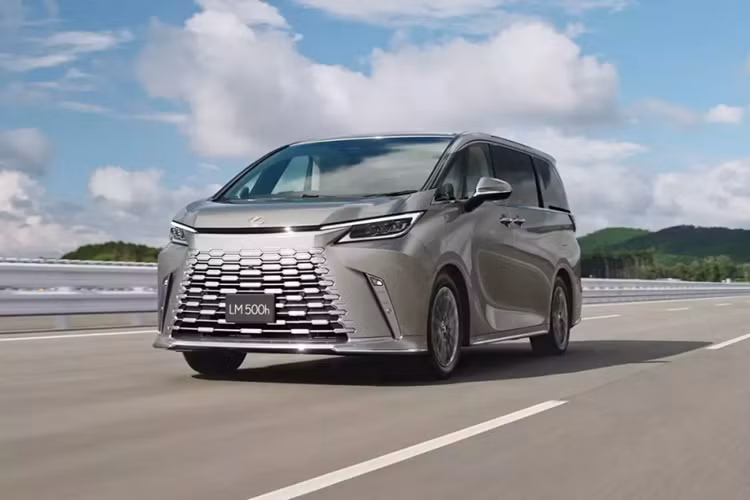 Mới đây, hãng Lexus tiếp tục bổ sung phiên bản 6 chỗ mang tên L cho dòng xe này tại thị trường Nhật Bản. Đây được xem như phiên bản tiêu chuẩn với giá rẻ hơn của Lexus LM ở xứ sở hoa anh đào.