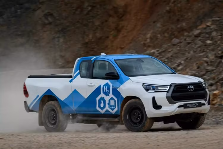 Hồi tháng 12/2022, hãng xe Nhật Bản đã gây bất ngờ khi công bố sẽ phát triển phiên bản Toyota Hilux chạy nhiên liệu hydro (Hilux FCEV).
