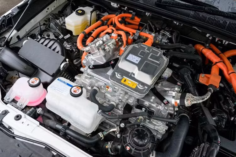 Phiên bản này có ngoại hình giống hệt các mẫu Hilux chạy động cơ đốt trong truyền thống nhưng mọi thứ bên trong lại hoàn toàn khác biệt, khi chiếc xe dùng động cơ diesel cũ đã được thay thế bằng hệ thống truyền động sạch và tinh vi hơn.