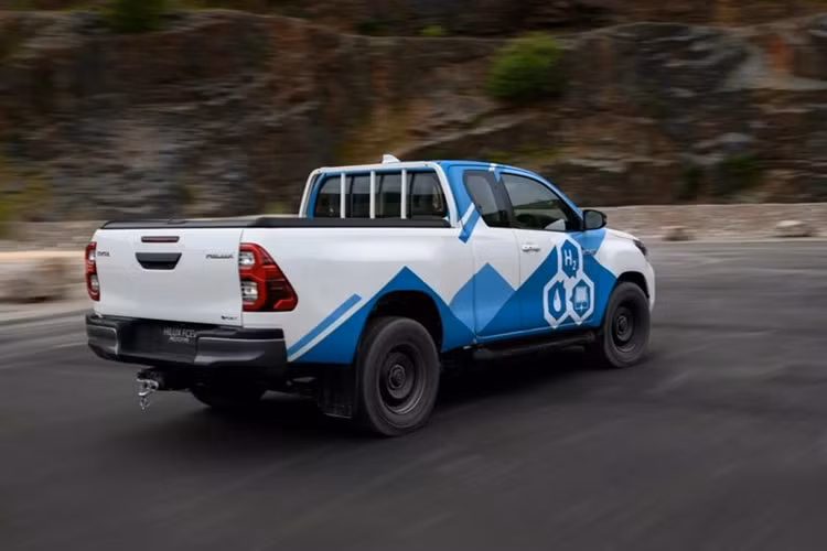 Được trang bị hệ thống truyền động từ Toyota Mirai, Hilux FCEV có thể di chuyển đến 600 km sau mỗi lần nạp nhiên liệu.