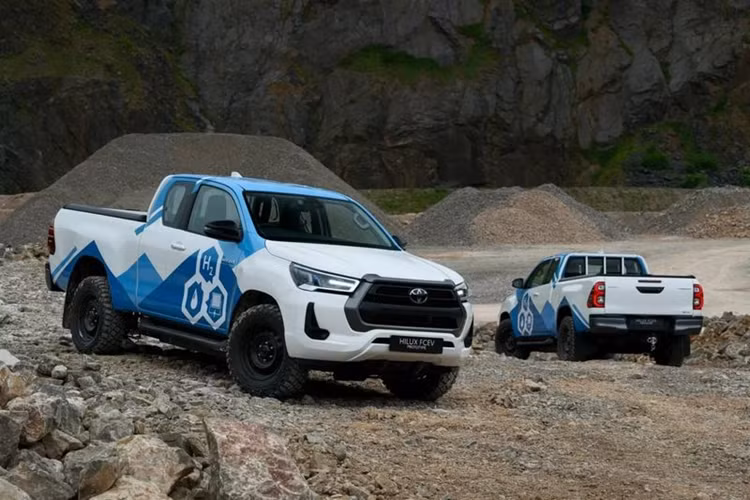 Khoản ngân sách của dự án Toyota Hilux 2025 động cơ hydro "lên tới 13,8 triệu USD (tương đương 332 tỷ đồng) do chính phủ Vương quốc Anh tài trợ, mục đích là tích hợp động cơ trên mẫu Toyota Mirai (mẫu sedan hiếm hoi trên thị trường sử dụng pin năng lượng hydro) vào xe bán tải Hilux.