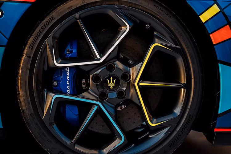 Theo Maserati, quá trình hoàn thiện MC20 Cielo Opera D’arte mất tròn một năm tại nhà máy Viale Ciro Menotti ở Modena. Chiếc xe mui trần đã được chế tác thông qua một quy trình phức tạp và tinh tế và được chế tác theo phương pháp thủ công.