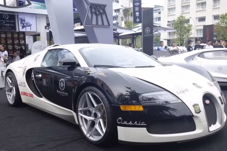 Hôm nay là cuối của sự kiện siêu xe Gumball 3000 lần thứ 25 trên toàn thế giới, cũng là lần đầu tiên diễn ra tại Việt Nam, vì thế,nếu chưa kịp ra xem thì sáng nay là cơ hội duy nhất cho bạn chiêm ngưỡng hơn 100 siêu xe của hành trình siêu xe lớn nhất toàn cầu, và đối diện, là 16 siêu xe của Trung Nguyên, điều mà sẽ rất lâu nữa "Qua" Vũ sẽ duyệt cho đội xe của mình xuất hiện công khai.