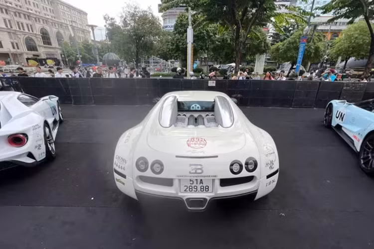 Khi hành trình Gumball 3000 2024 diễn ra, các tay chơi siêu xe nổi tiếng của Việt Nam đang bận công việc riêng không thể xuất hiện dù với khách mời, thì "Qua" Vũ vẫn tiếp đón đoàn xe Gumball 3000 2024 rất đặc biệt, mang dàn siêu xe 16 chiếc ra trưng bày