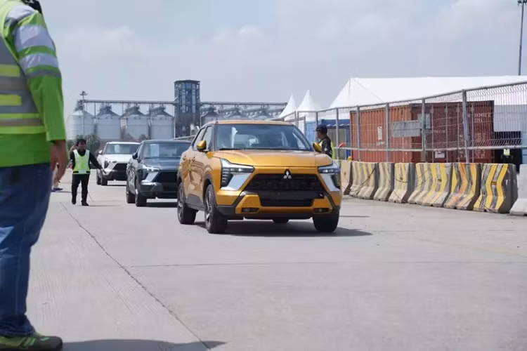 Mới đây, nhà máy của Mitsubishi ở Indonesia đã chính thức xuất khẩu lô xe Xforce đầu tiên. Việt Nam chính là thị trường đầu tiên nhận những chiếc SUV cỡ B Mitsubishi Xforce 2024 mới lắp ráp tại Indonesia này. Sự kiện xuất khẩu được tổ chức tại cảng Tanjung Priok ở phía Bắc thủ đô Jakarta, Indonesia.