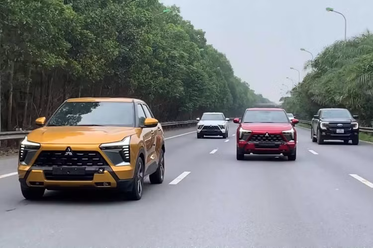 Nội thất của xe được thiết kế theo triết lý Horizontal Axis nên mặt táp-lô và bảng điều khiển trung tâm đều trải rộng theo phương ngang, tạo cảm giác thoáng đãng hơn. Mitsubishi Xforce được trang bị vô lăng 3 chấu tích hợp phím chức năng, bảng đồng hồ kỹ thuật số 8 inch, màn hình cảm ứng trung tâm 12,3 inch