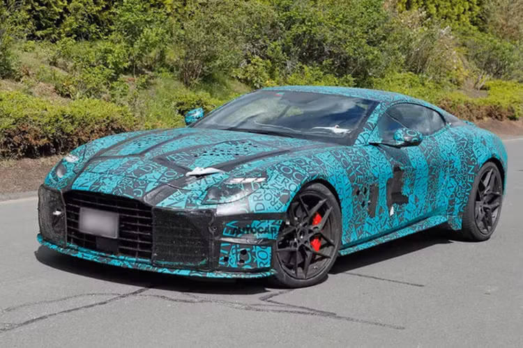 Để cải tiến công thức thành công của Aston Martin Vanquish động cơ 12 xi lanh, các kỹ sư của Aston Martin cho biết họ đã “tinh chỉnh từng giai đoạn của quá trình đốt trong”, với những cải tiến về phần cứng mang lại “hiệu suất và hiệu quả chưa từng có”.