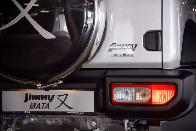Chưa có mức giá xe Suzuki Jimny Mata 2024, nhưng có tin đồn rằng một phiên bản xe bán tải cũng có thể đang được phát triển, mở rộng danh mục sản phẩm của Jimny để bao gồm nhiều hơn là chỉ thân xe ba cửa quen thuộc và thân xe SUV năm cửa mới ra mắt.