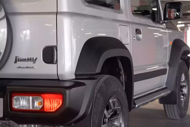 Nhìn về phía trước, Jimny nâng cấp dự kiến sẽ có hệ thống truyền động điện (hay còn gọi là hybrid) cho phép mẫu xe này quay trở lại thị trường châu Âu như một chiếc xe chở khách thay vì LCV. Suzuki cũng đã xác nhận rằng một chiếc Jimny hoàn toàn chạy bằng điện đang được phát triển, nhắm thẳng vào thị trường châu Âu.