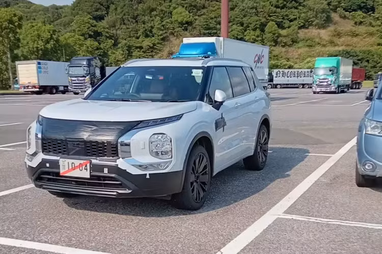 Theo kế hoạch, vào mùa thu năm nay, hãng Mitsubishi sẽ chính thức vén màn phiên bản nâng cấp giữa vòng đời của dòng xe Outlander. Trước thời điểm đó, Mitsubishi Outlander 2025 mới đã bị bắt gặp trong tình trạng gần như không ngụy trang trên đường phố Nhật Bản.