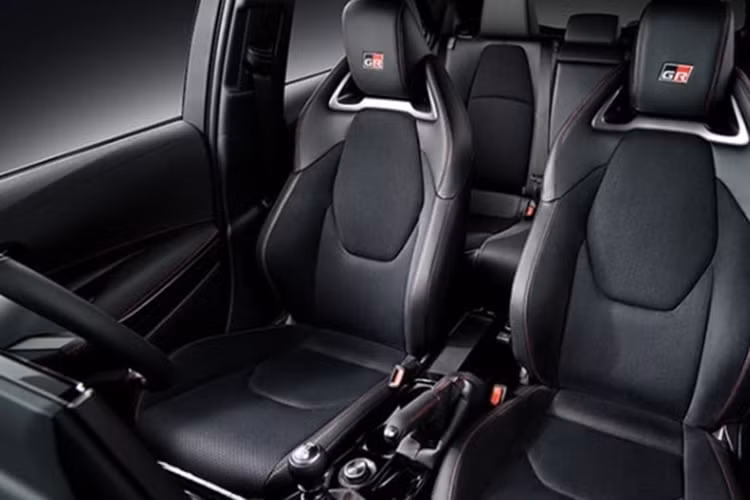 Về nội thất, bên trong khoang cabin của Toyota Corolla GR 2025 là các trang bị tiện ích như: ghế ngồi bọc da lộn xen kẽ da màu đen và màn hình thông tin giải trí hỗ trợ kết nối Apple CarPlay/Android Auto không dây…