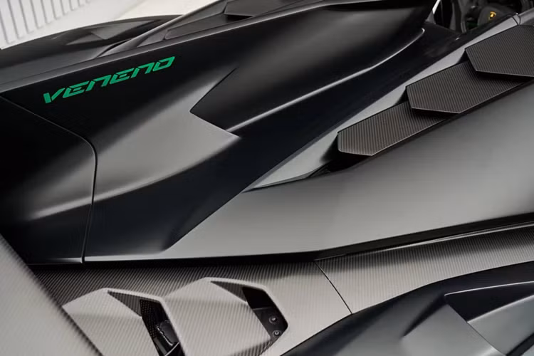 Còn nếu là bản mui trần, giá bán cũng không hề rẻ. Lamborghini Veneno sử dụng động cơ xăng V12, hút khí tự nhiên, dung tích 6,5 lít được lấy từ Aventador.