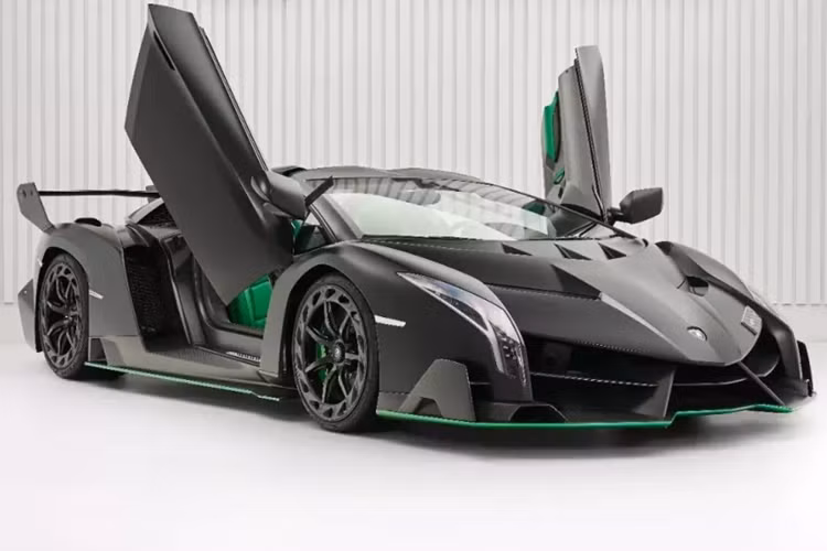 Theo đó, chiếc xe megacar Koenigsegg Regera gần 200 tỷ đã lần đầu tiên tái xuất ở Việt Nam, sau 2 năm phải về Campuchia trước khi làm thủ tục tạm xuất tái nhập để sang Thụy Điển sửa chữa.
