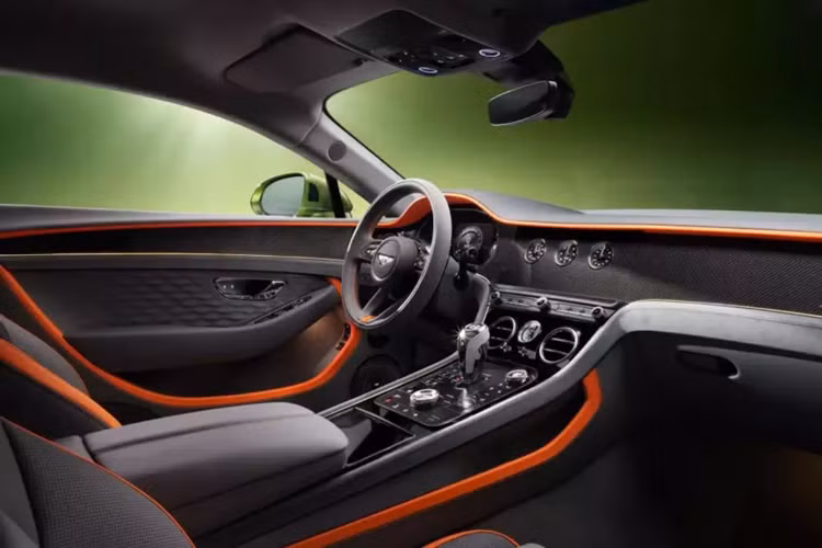 Không có gì ngạc nhiên khi không gian nội thất bên trong Bentley Continental GT Speed 2025 siêu sang được phủ bằng những vật liệu cao cấp. Đây cũng chính là nơi cho thấy rõ nhất trình độ chế tác thủ công và sự tinh tế, tỉ mỉ của thương hiệu Anh quốc. Mặt táp-lô và cách bố trí tổng thể của nội thất không thay đổi nhiều so với trước.