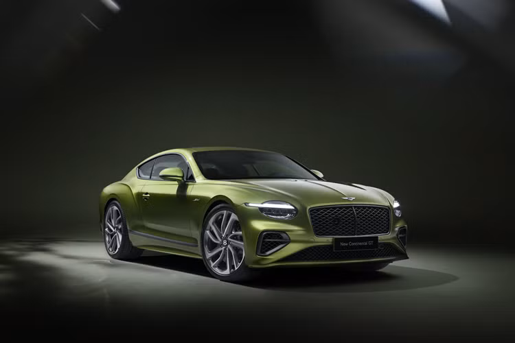 Đặc biệt, xe còn được trang bị công nghệ Bentley Performance Active Chassis mới, bao gồm hệ dẫn động 4 bánh toàn thời gian chủ động, khóa vi sai chống trượt điện tử nằm trên cầu sau, hệ thống đánh lái 4 bánh, điều hướng mô-men xoắn, hệ thống chống lật chủ động Bentley Dynamic Ride và phần mềm kiểm soát cân bằng điện tử mới.