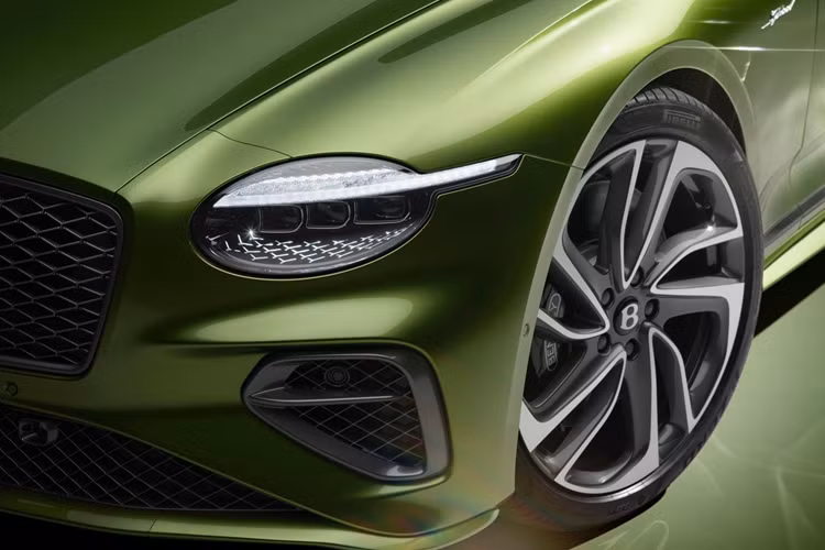 Ngoài ra, Bentley Continental GT Speed 2025 còn có cụm pin 25,9 kWh nằm phía sau trục sau để mang đến sự cân bằng trọng lượng tối ưu. Pin cho phép xe chạy được 81 km mà không tốn một giọt xăng. Khi kết hợp cả pin và động cơ xăng, xe có thể chạy hết quãng đường 859 km. Thời gian sạc đầy pin bằng bộ sạc 11 kW là 2 tiếng 45 phút.