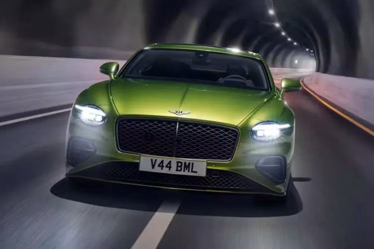 So với xe Bentley Continental GT thế hệ thứ 3 của Cường Đô la hay nhiều đại gia Việt mua trước đó, phiên bản hoàn toàn mới vừa về Việt Nam có sự thay đổi rất dễ nhận ra với 2 hốc gió bên hông thiết kế lại, lưới tản nhiệt vẫn như cũ cũng như hốc gió giữa.
