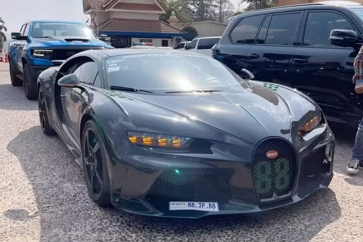 Được biết, hãng siêu xe nước Pháp chỉ sản xuất tổng cộng 60 chiếc Bugatti Chiron Super Sport trên toàn thế giới đi kèm mức giá bán lên đến 3,9 triệu đô la, tương đương khoảng 90 tỷ đồng, cao hơn 1,3 triệu đô la so với bản tiêu chuẩn và ước tính trên 20 xe đang có mặt tại châu Á.