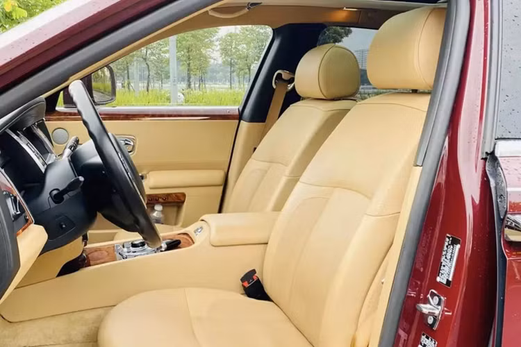 14 năm trôi qua, những cặp phuộc, cùng các chi tiết khác có thể đã xuống cấp, nên phải rất chú ý kiểm tra, nếu không muốn tiền nuôi xe quá tiền mua. Nhưng công nhận mà nói, những chiếc Rolls-Royce Ghost đời đầu có sức hút rất cao cấp.