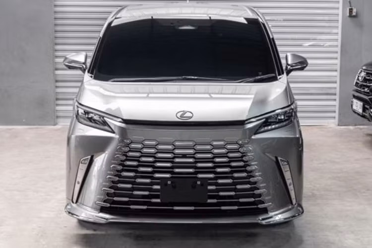 MPV hạng sang Lexus LM được phát triển dựa trên cơ sở gầm bệ TNGA của tập đoàn mẹ Toyota, xe sở hữu kích thước dài x rộng x cao lần lượt là 5.125 x 1.890 x 1.955 mm và chiều dài cơ sở 3.000 mm. So với thế hệ cũ, xe dài hơn 85 mm, rộng hơn 40 mm, cao hơn 10 mm trong khi chiều dài cơ sở giữ nguyên.