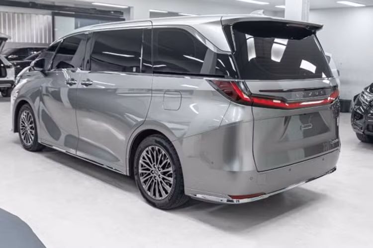 Về trang bị an toàn, Lexus LM 2024 tại Việt Nam sở hữu nhiều tính năng hỗ trợ lái nổi trội như: 6 túi khí, hệ thống cảnh báo điểm mù, cảnh báo phương tiện cắt ngang khi lùi, cảnh báo phương tiện tới gần khi mở cửa, cảnh báo tiền va chạm