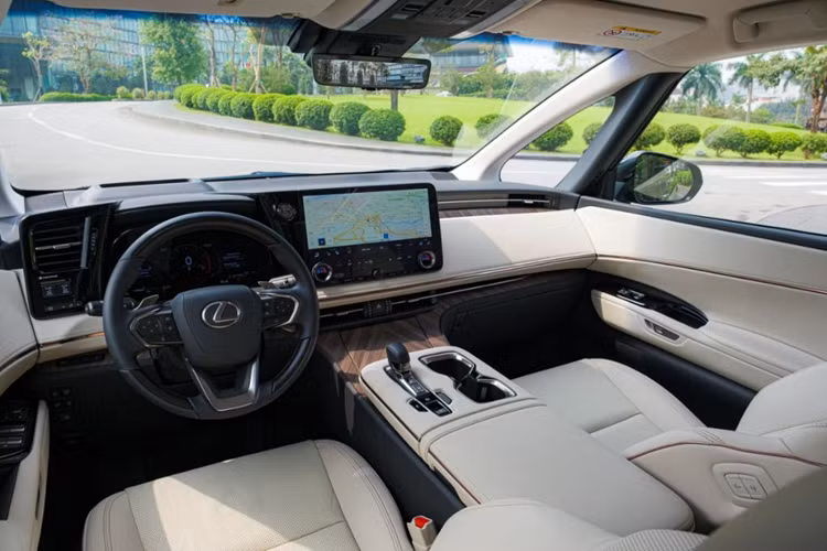Trong khi đó, logo của hãng Lexus đã được chuyển từ bên trong lưới tản nhiệt lên trên nắp ca-pô. Ở hai góc cản trước có thêm khe gió nằm dọc, trang trí bằng nẹp màu bạc cứng cáp hơn.