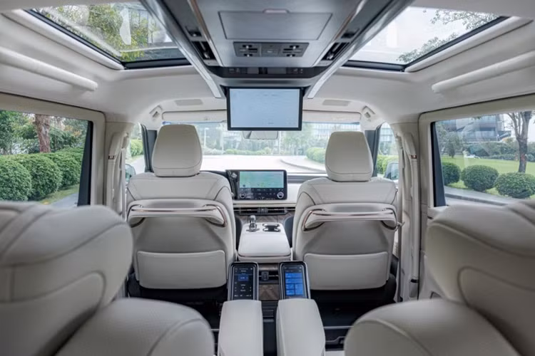 Bên trong cabin, Lexus LM thế hệ mới bản 6 chỗ có dàn ghế mới với hàng ghế trước được thiết kế để ôm sát người dùng, mang lại cảm giác thoải mái và an toàn hơn. Với cấu hình 6 chỗ, xe sở hữu hàng ghế thứ 2 chỉnh điện và hàng ghế thứ 3 chỉnh cơ 4 hướng.