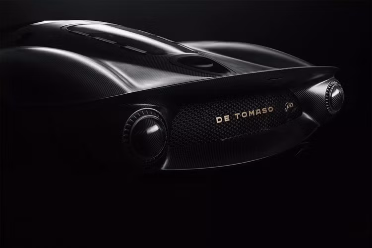 Nội thất của De Tomaso P72 đặc biệt được lấy cảm hứng từ thế giới đồ trang sức, từ đây đem đến loạt chi tiết được hoàn thiện một cách tỉ mỉ nhất. Nằm ở trung tâm của P72 là động cơ V8 tăng áp 5.0 lít sản sinh công suất 750 mã lực và mô-men xoắn 900 Nm. Công suất được truyền qua bánh sau, đem đến cảm giác lái khác biệt.